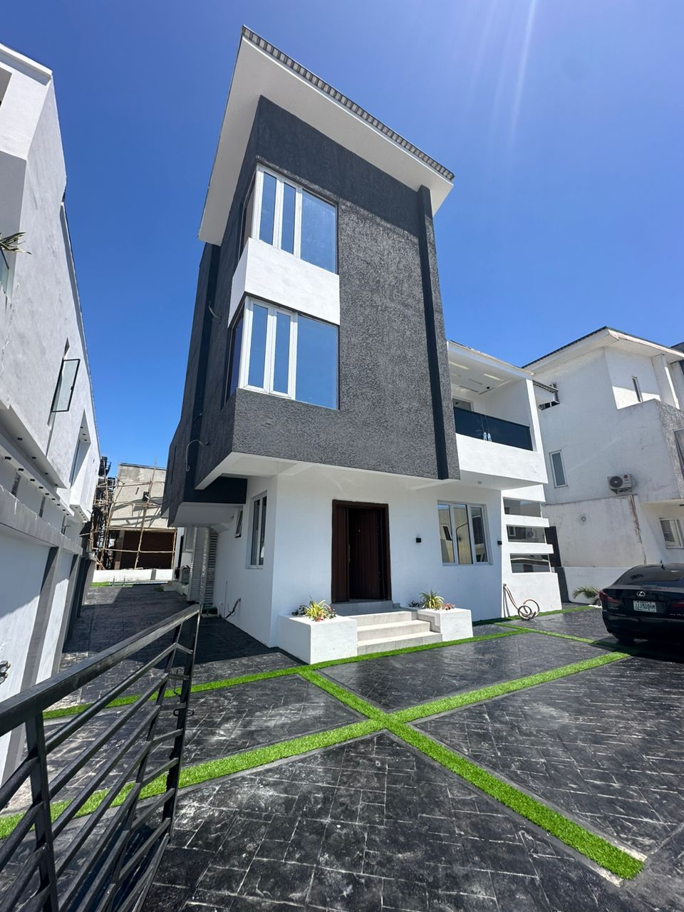 Well finished  5 Bedroom Fully Detached Duplex