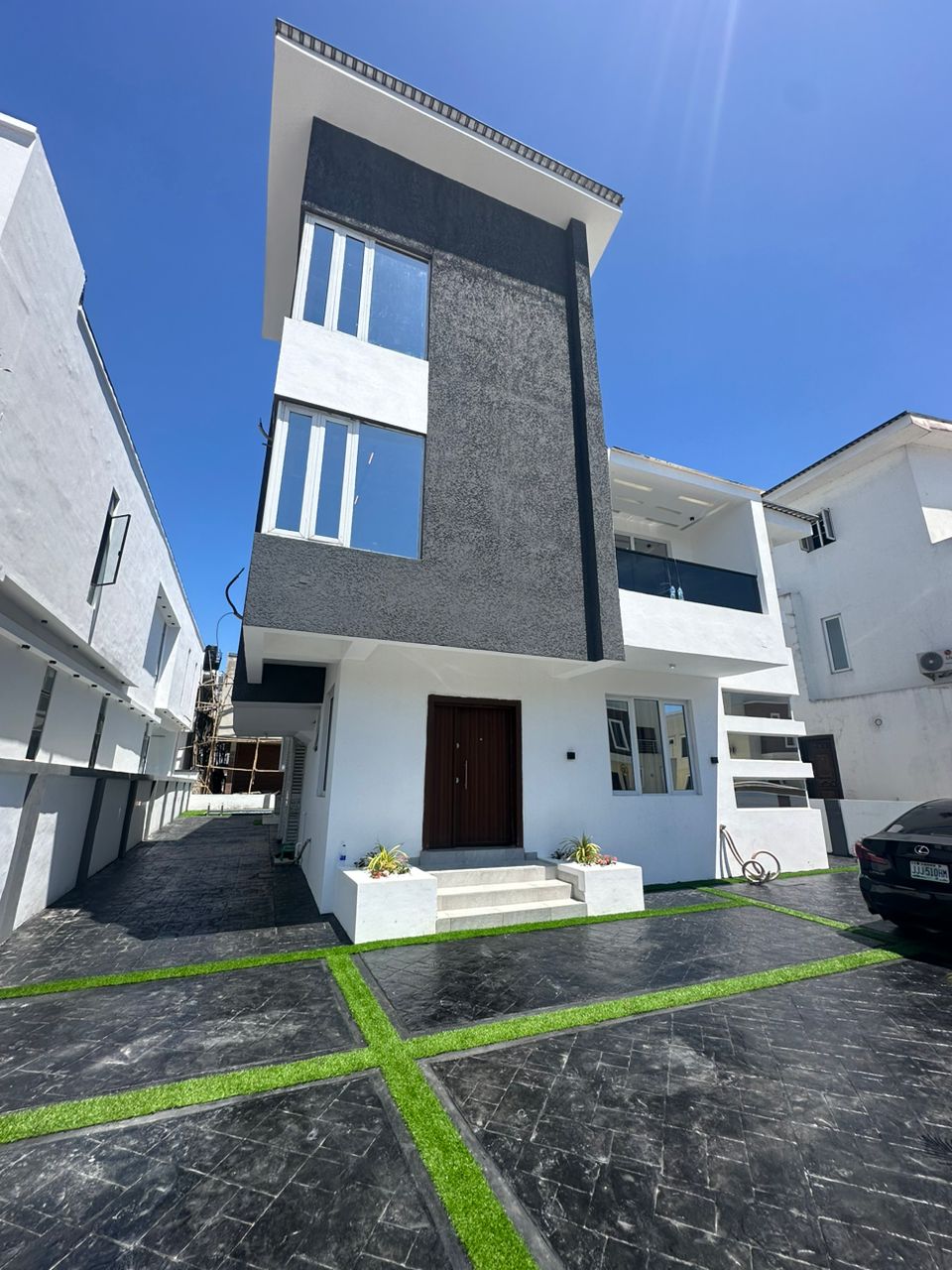 Well finished  5 Bedroom Fully Detached Duplex