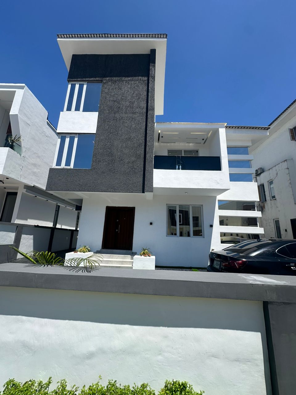 Well finished  5 Bedroom Fully Detached Duplex