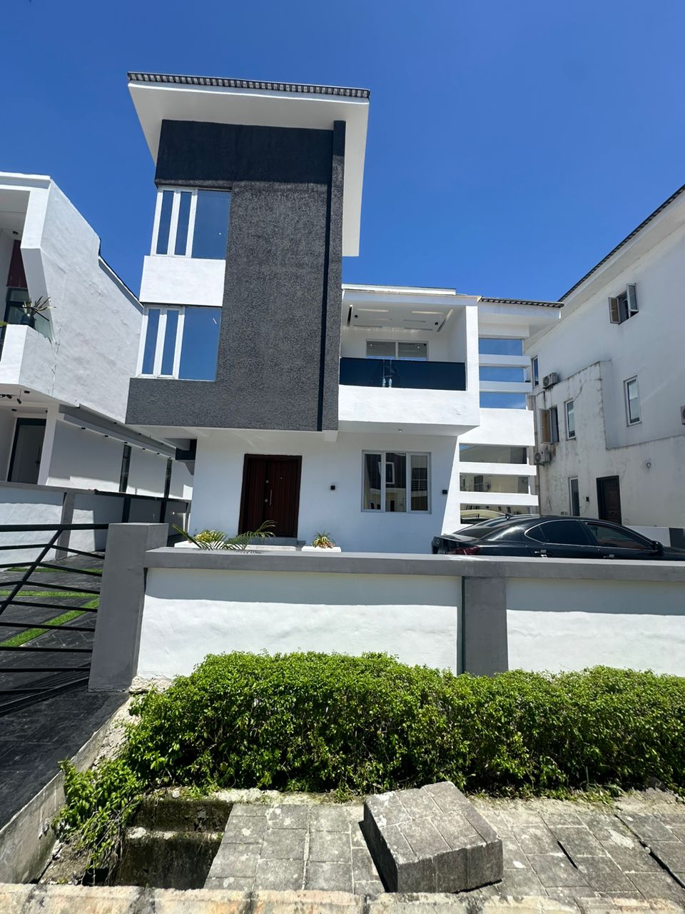 Well finished  5 Bedroom Fully Detached Duplex